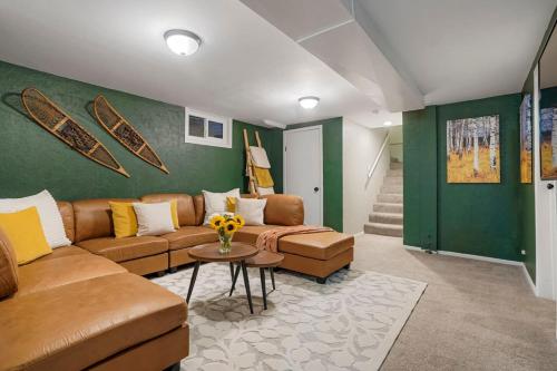 ein Wohnzimmer mit Sofa und Tisch in der Unterkunft BRAND NEW Classic Fire Pit 2 Kings Pet Friendly in Arvada