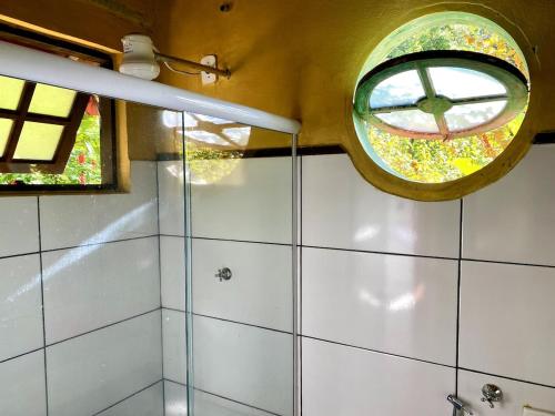 パラチにあるEco Lodge in nature -10 min to Paraty centerlの窓とシャワー付きのバスルーム