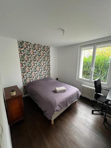 une chambre avec un lit, un bureau et une fenêtre dans l'établissement Havre de paix au Futuroscope, à Jaunay-Clan