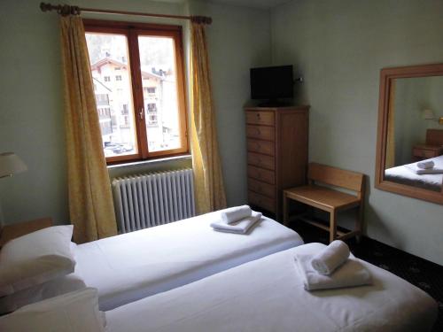 Giường trong phòng chung tại Hotel Valverde