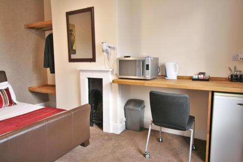 Kuchyň nebo kuchyňský kout v ubytování Central Hotel Cheltenham by Roomsbooked