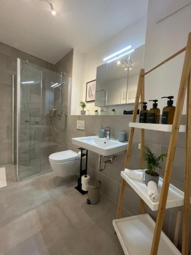 Ένα μπάνιο στο Gemütliches Apartment am BER Flughafen
