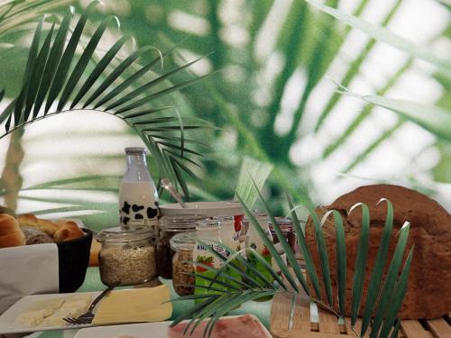 un tavolo con pane e altri alimenti sopra di Quinta da pêra rocha ad Alcobaça