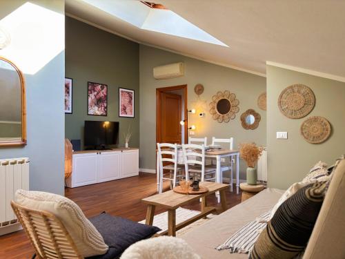 Et tv og/eller underholdning på Maison Mezzanotte Mansarda Chic in Centro con Parcheggio Privato