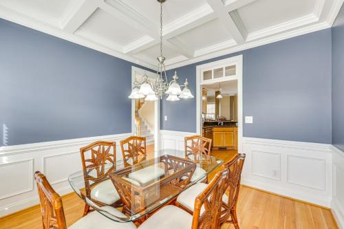 Posezení v ubytování Less Than 9 Mi to Dtwn Raleigh Family Home with Pool Access