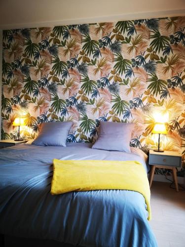 - une chambre avec un grand lit et du papier peint tropical dans l'établissement Appartement Juan Les Pins à 700 m des plages, à Antibes
