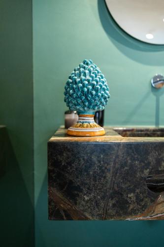 a vase sitting on top of a table at Oikos Rooms in Marsala