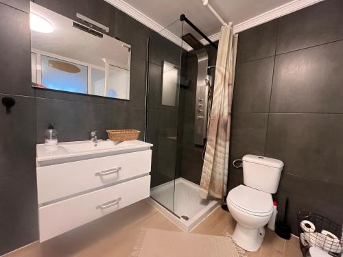 een badkamer met toilet, wastafel en douche bij Villa Casa Senna in Corralejo