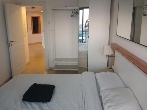 Ένα ή περισσότερα κρεβάτια σε δωμάτιο στο Okeanos bamarina suite