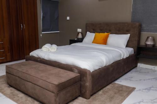 Postel nebo postele na pokoji v ubytování 4 Bedroom Stylish Retro Apt in Victoria Island