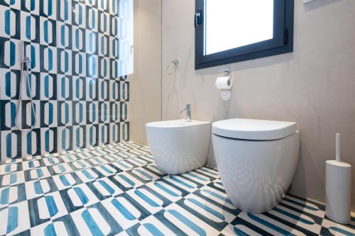 a bathroom with a toilet and a shower at Oikos Rooms in Marsala