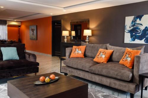Posezení v ubytování 4 Bedroom Stylish Retro Apt in Victoria Island