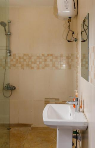 Koupelna v ubytování 4 Bedroom Stylish Retro Apt in Victoria Island