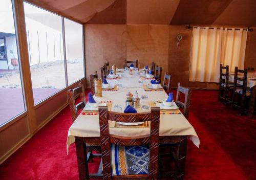 Restaurace v ubytování Sahraoui Luxury Tent