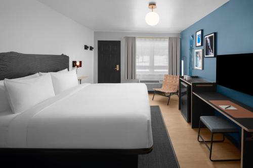 Postel nebo postele na pokoji v ubytování evo Hotel Tahoe City