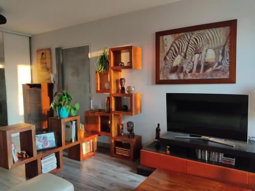 Spacious, quiet with stunning pine forest views