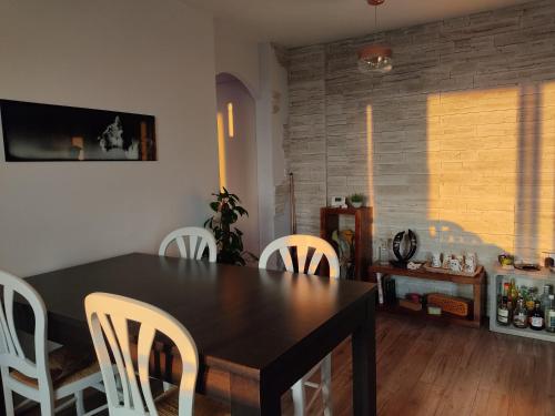 Photo de la galerie de l'établissement Spacious, quiet with stunning pine forest views, à Marseille