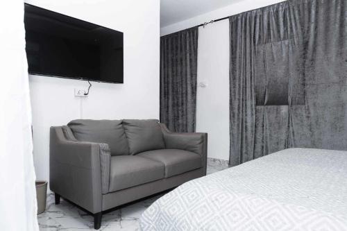 a living room with a couch and a flat screen tv at Yoyo Kunda in Bathurst