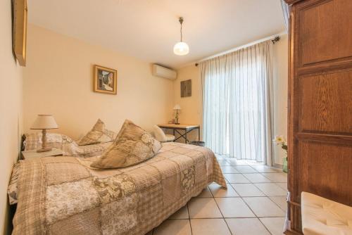 une chambre avec un lit et une grande fenêtre dans l'établissement Beautiful Maria villa Beautiful view pool, à Bagnols-en-Forêt