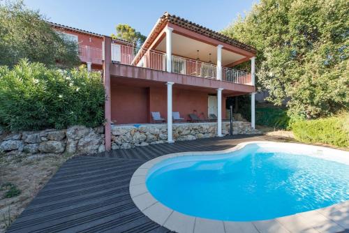 une villa avec piscine et une maison dans l'établissement Beautiful Maria villa Beautiful view pool, à Bagnols-en-Forêt