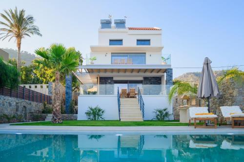 Bazén v ubytování Grand Bleu Villa nebo v jeho okolí