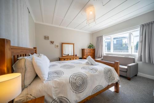 เตียงในห้องที่ Lakeside Haven - Te Anau Holiday Home