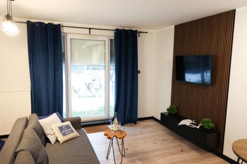 TV a/nebo společenská místnost v ubytování River House - Apartament z ogródkiem