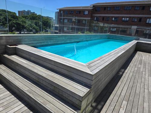 开普敦Sunset at Keys的楼顶上的大型游泳池