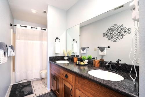 Kuchyň nebo kuchyňský kout v ubytování The Cove 8-3 By SDC, Big Deck, Pool, Hot Tub, Lake View, No Stairs