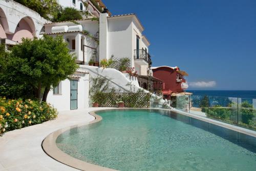 een zwembad voor een gebouw bij Hotel Palazzo Murat in Positano
