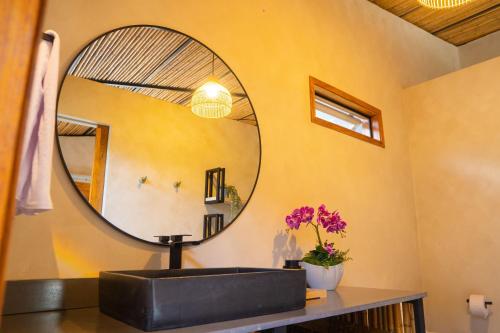 a bathroom with a black sink and a mirror at Tierra Mistú in Ginebra