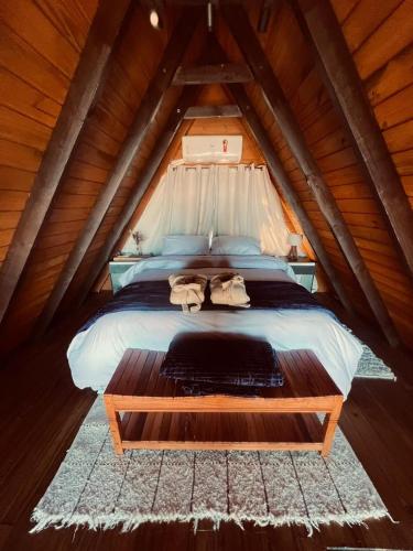 a bedroom with a bed in a attic at Cabana Alpina Ibitipoca in Conceição da Ibitipoca