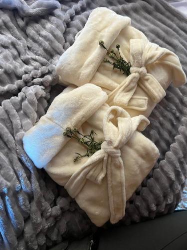 a pair of towels with flowers on a blanket at Cabana Alpina Ibitipoca in Conceição da Ibitipoca
