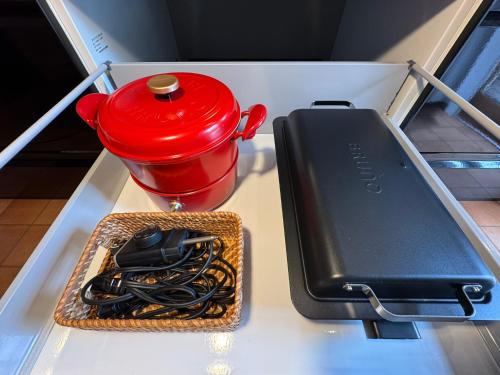 a table with a red blender and some cables at P's Wood 箱根仙石原 in Hakone
