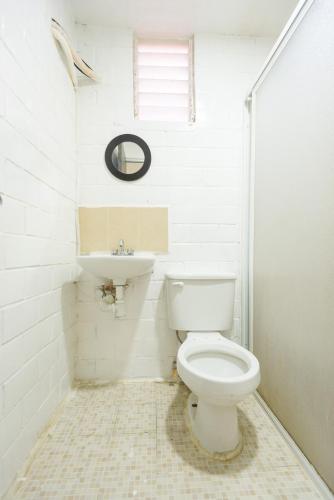 a bathroom with a toilet and a sink at Casa Dorada in Santa Cruz Huatulco