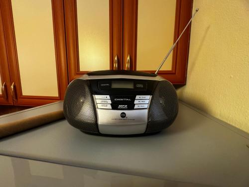 ティラナにあるSquare inn 11の部屋のカウンターに座る古いラジオ
