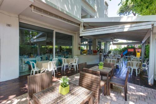 Un restaurante u otro lugar para comer en Hotel Gianlore