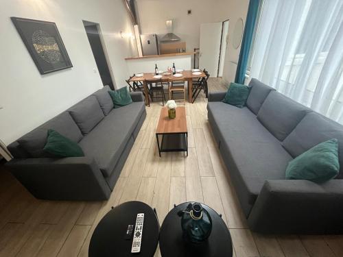 BERBERE 13 people Paris Place de la Nation