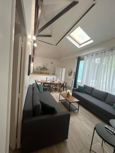 un salon avec un canapé et une table dans l'établissement BERBERE 13 people Paris Place de la Nation, à Paris