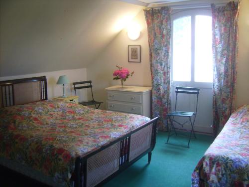 a bedroom with two beds and a dresser and a window at Chambres d'hôtes & Gîtes du Château de Grand Rullecourt in Grand Rullecourt