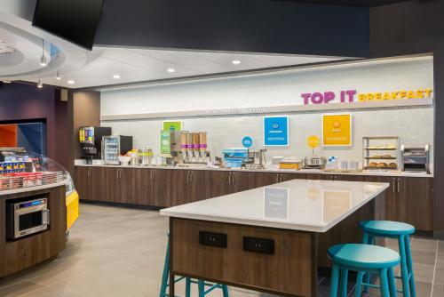 a top it grocery store with two stools and a counter at Tru By Hilton Oshkosh in Oshkosh