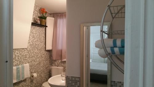 カターニアにあるCentro Storico B&Bのバスルーム(洗面台、トイレ、鏡付)