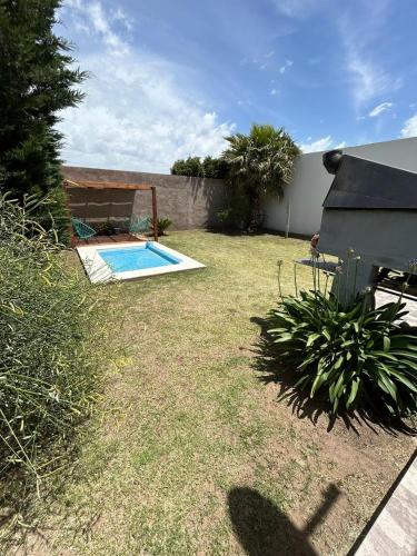 Hồ bơi trong/gần Casa con pileta cerca del aeropuerto