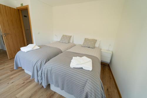 two beds sitting next to each other in a room at Casa do Moinho in Pampilhosa da Serra