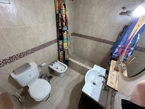 Phòng tắm tại Casa con pileta cerca del aeropuerto