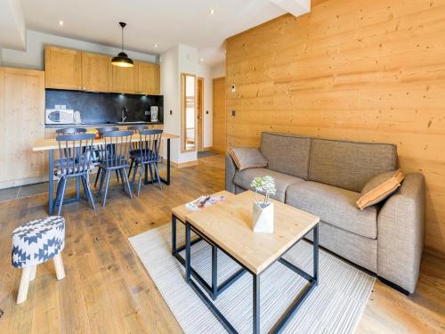 コンブルーにあるApartment in Combloux with Mont Blanc Viewsのソファとテーブルのあるリビングルーム