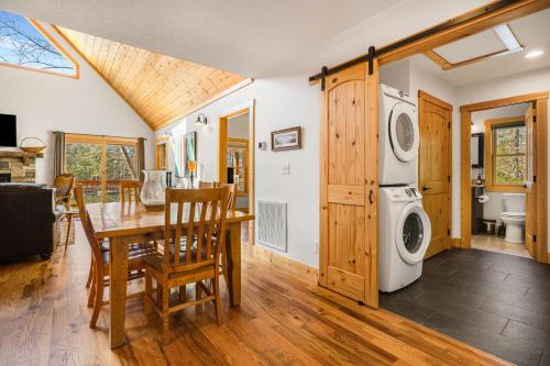 Dapur atau dapur kecil di Serenade Shores by Carolina Mornings