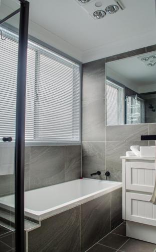 Un baño de Koblenz Haus - Tanundas Newest!