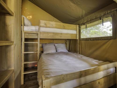 Katil atau katil-katil dalam bilik di Comet Glamping Tent, Ardennes