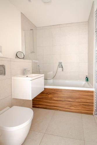 a bathroom with a tub and a toilet and a sink at Cottage House - Preston Village - Preston Park in Brighton & Hove